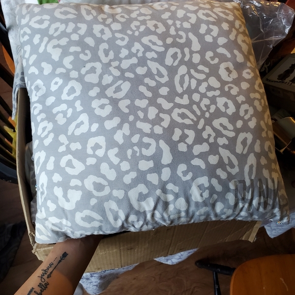 Grey leopard/ sequin pillow with ordinary pillow - Picture 2 of 3